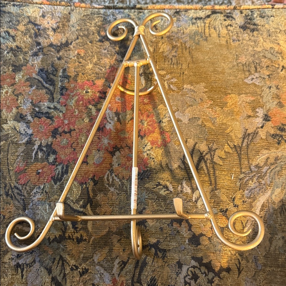 Elegant Gold Metal Easel Stand